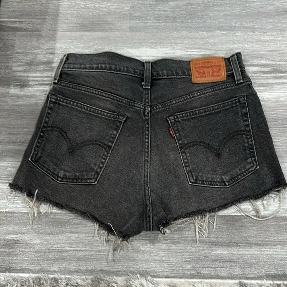 Size 27 Levi shorts! - Picture 2 of 2